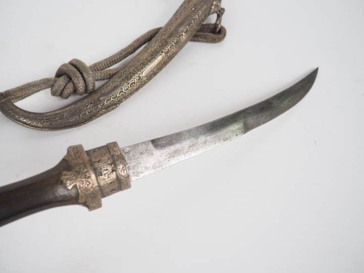 Poignard d’Afrique du Nord Koumyah.  Poignée en bois. Monture et fourr