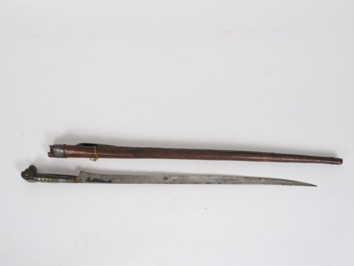 Poignard algérien Flissah.  Poignée en laiton gravé en tête de chien, 