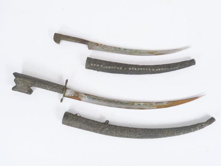 Deux poignards algériens type Flissah.  Un à poignée en laiton gravé, 