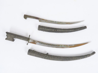 Vente aux enchères Deux poignards algériens type Flissah.  Un à poignée en laiton gravé, 