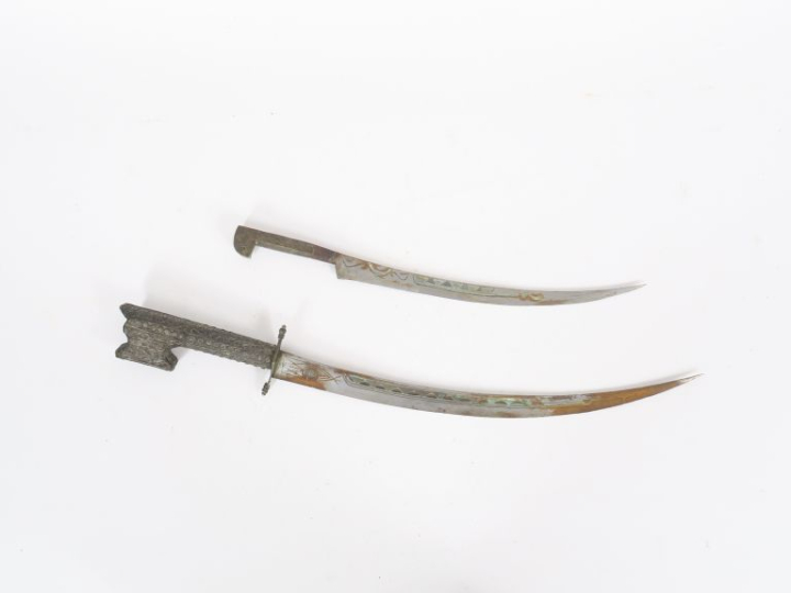 Deux poignards algériens type Flissah.  Un à poignée en laiton gravé, 