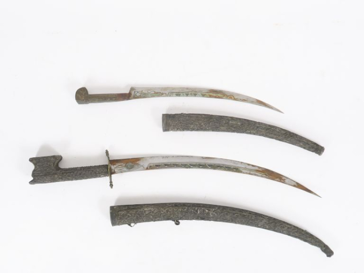 Deux poignards algériens type Flissah.  Un à poignée en laiton gravé, 