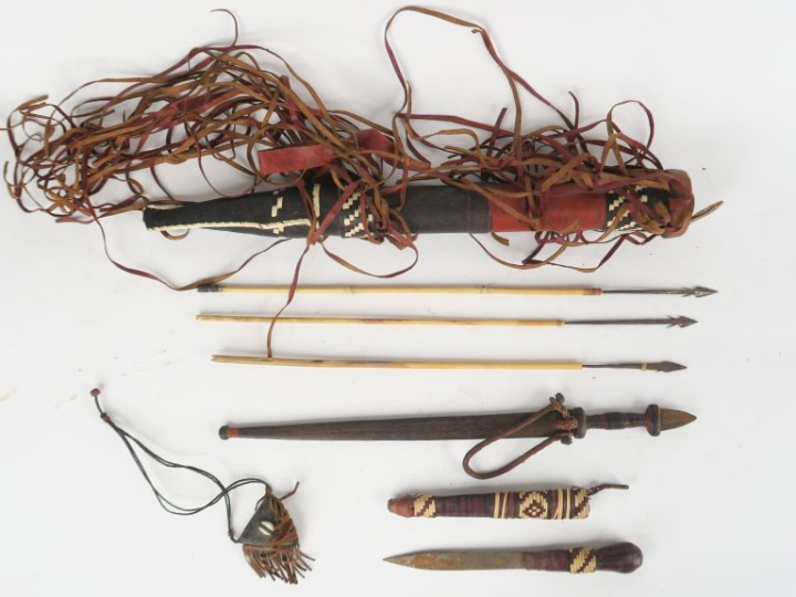 Trois armes africaines :  -Petit poignard à poignée et fourreau en cui