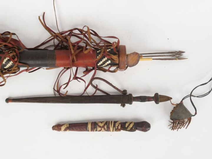 Trois armes africaines :  -Petit poignard à poignée et fourreau en cui