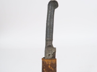 Vente aux enchères Sabre ottoman yatagan.  Poignée et talon recouverts de métal argenté g