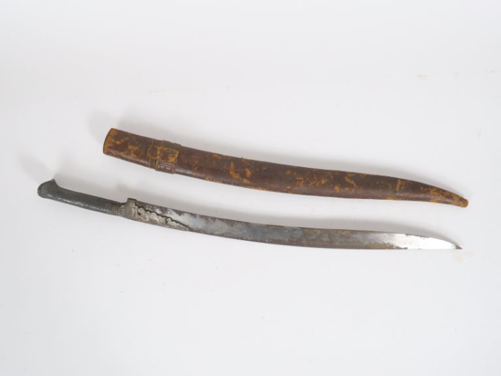 Sabre ottoman yatagan.  Poignée et talon recouverts de métal argenté g