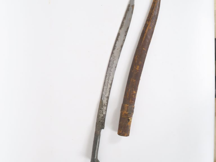 Sabre ottoman yatagan.  Poignée et talon recouverts de métal argenté g