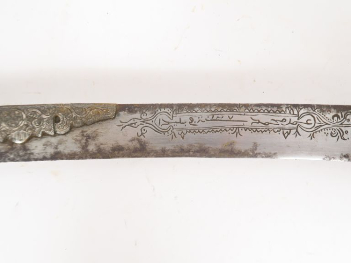 Sabre ottoman yatagan.  Poignée et talon recouverts de métal argenté g