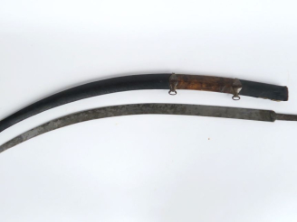 Vente aux enchères Lame de sabre « Shamshir ».  Courbe en damas (taches et oxydations). A