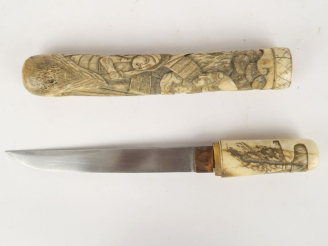 Vente aux enchères Tanto.  Poignée et fourreau en os à décor de personnages.  Lame à talo