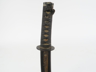 Vente aux enchères Sabre japonais wakizashi.  Poignée recouvert de galuchat avec tressage
