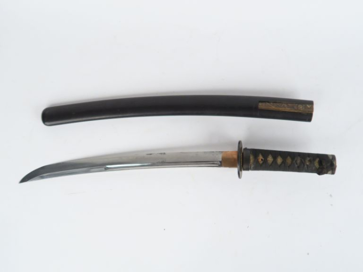Sabre japonais wakizashi.  Poignée recouvert de galuchat avec tressage