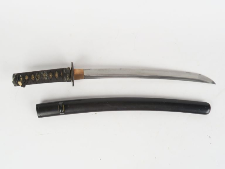 Sabre japonais wakizashi.  Poignée recouvert de galuchat avec tressage