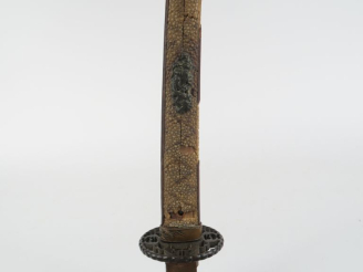 Vente aux enchères Sabre japonais Katana.  Poignée avec restes de galuchat et menuki sur 