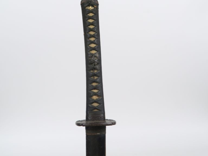 Sabre japonais katana.  Poignée recouverte de galuchat avec menuki sur