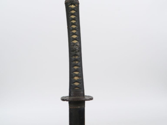 Vente aux enchères Sabre japonais katana.  Poignée recouverte de galuchat avec menuki sur