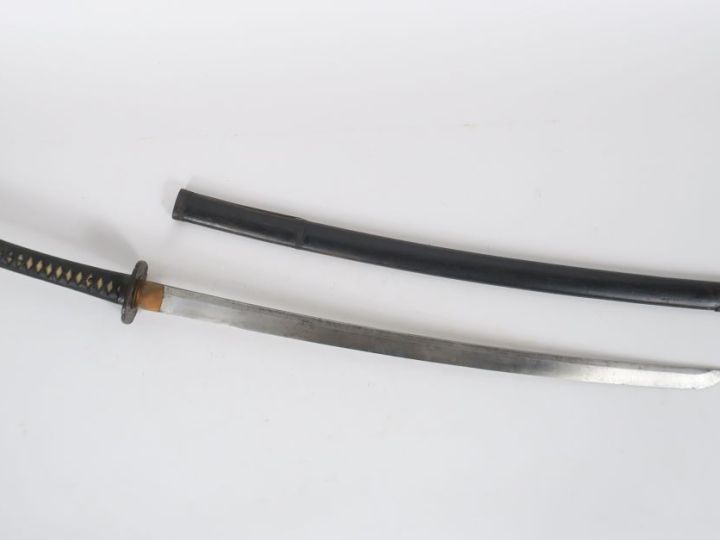 Sabre japonais katana.  Poignée recouverte de galuchat avec menuki sur
