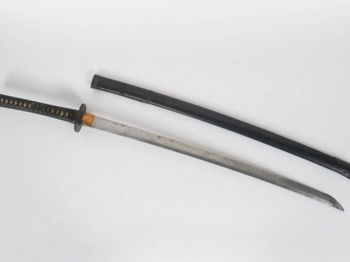 Sabre japonais katana.  Poignée recouverte de galuchat avec menuki sur