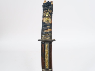 Vente aux enchères Sabre japonais wakizashi.  Poignée recouvert de galuchat avec tressage