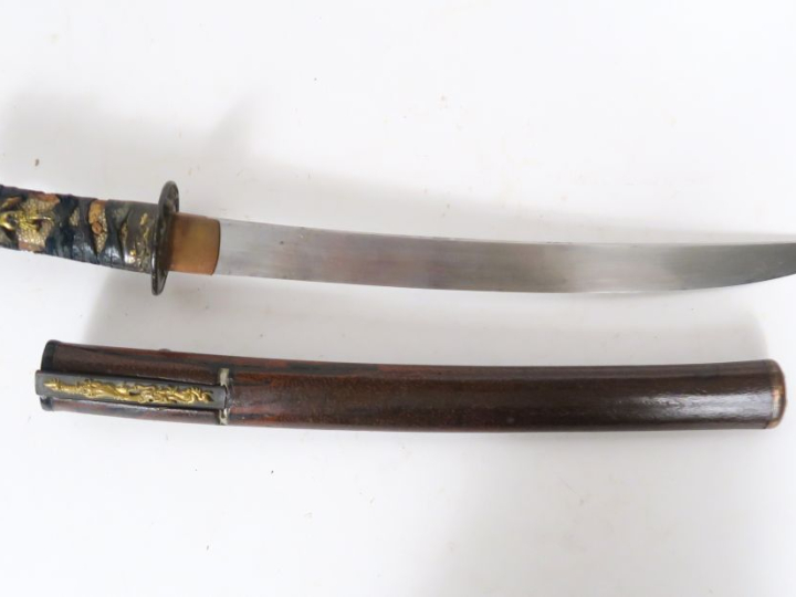 Sabre japonais wakizashi.  Poignée recouvert de galuchat avec tressage