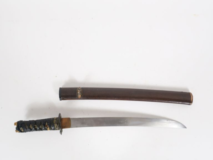 Sabre japonais wakizashi.  Poignée recouvert de galuchat avec tressage