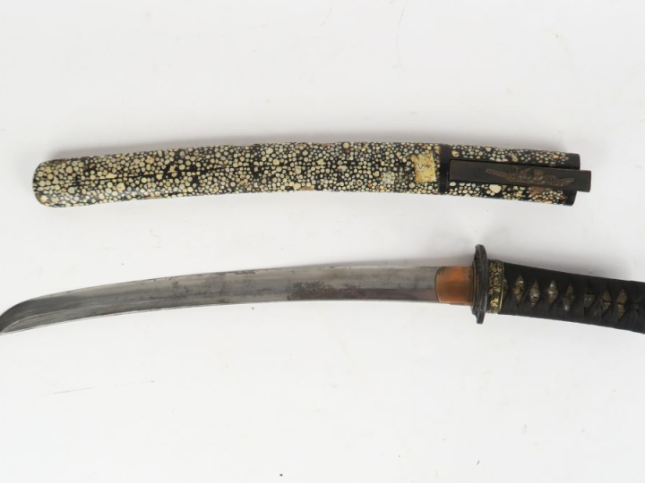 Sabre japonais wakizashi.  Poignée recouvert de galuchat avec tressage