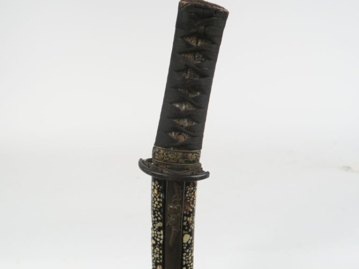 Sabre japonais wakizashi.  Poignée recouvert de galuchat avec tressage