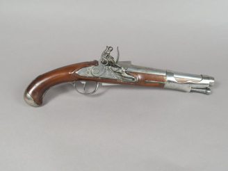Vente aux enchères Pistolet d’arçon à silex modèle 1763-66, de fabrication révolutionnair