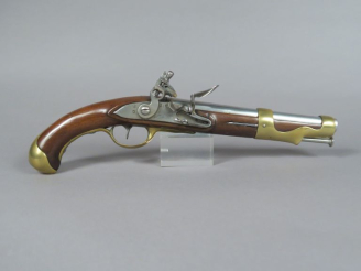 Vente aux enchères Pistolet d’arçon à silex modèle 1763-66.  Canon rond à méplats au tonn