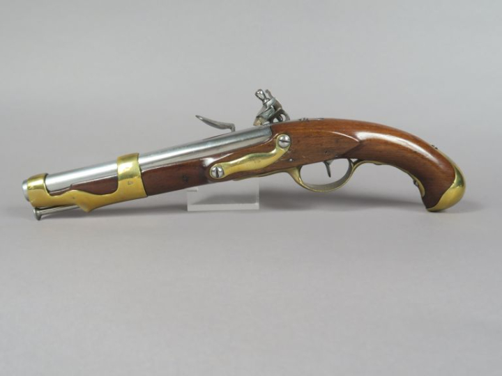 Pistolet d’arçon à silex modèle 1763-66.  Canon rond à méplats au tonn