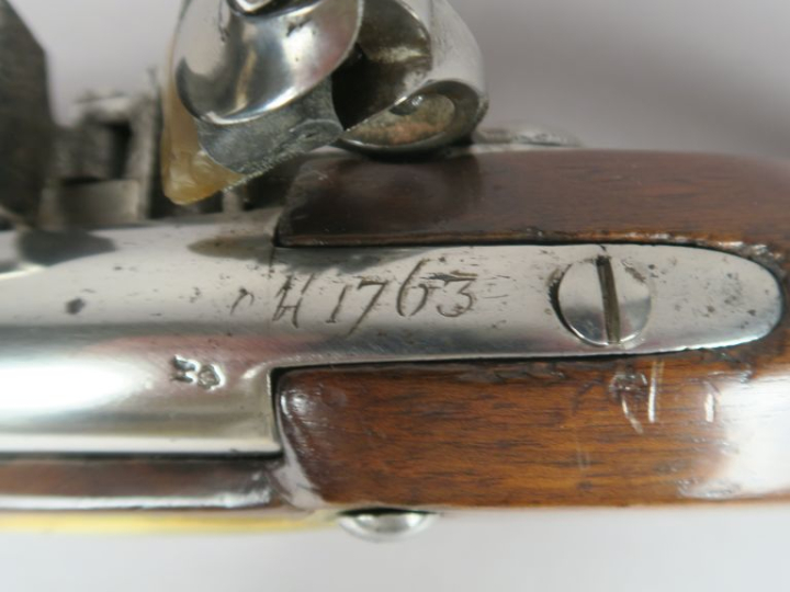 Pistolet d’arçon à silex modèle 1763-66.  Canon rond à méplats au tonn