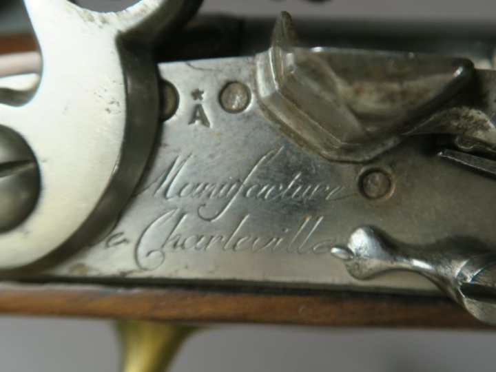 Pistolet d’arçon à silex modèle 1763-66.  Canon rond à méplats au tonn