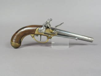 Vente aux enchères Pistolet d’arçon à silex 1777, 1er type.  Canon rond, à méplats, daté 