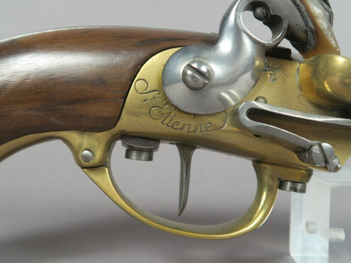 Pistolet d’arçon à silex 1777, 1er type.  Canon rond, à méplats, daté 
