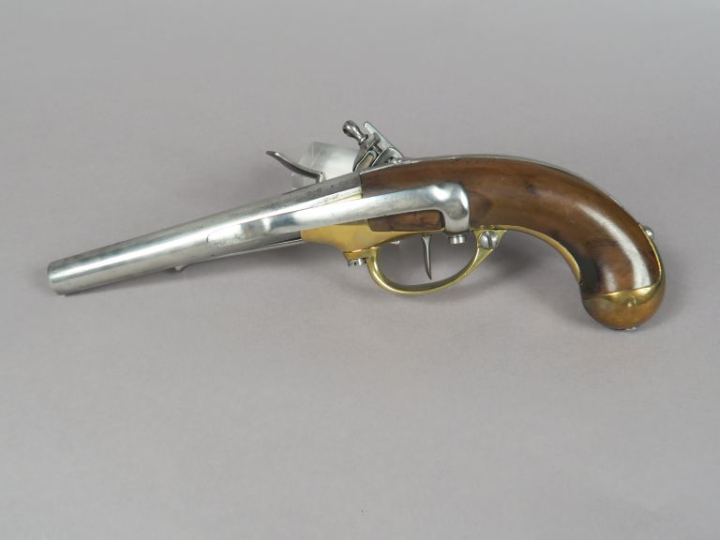 Pistolet d’arçon à silex 1777, 1er type.  Canon rond, à méplats, daté 