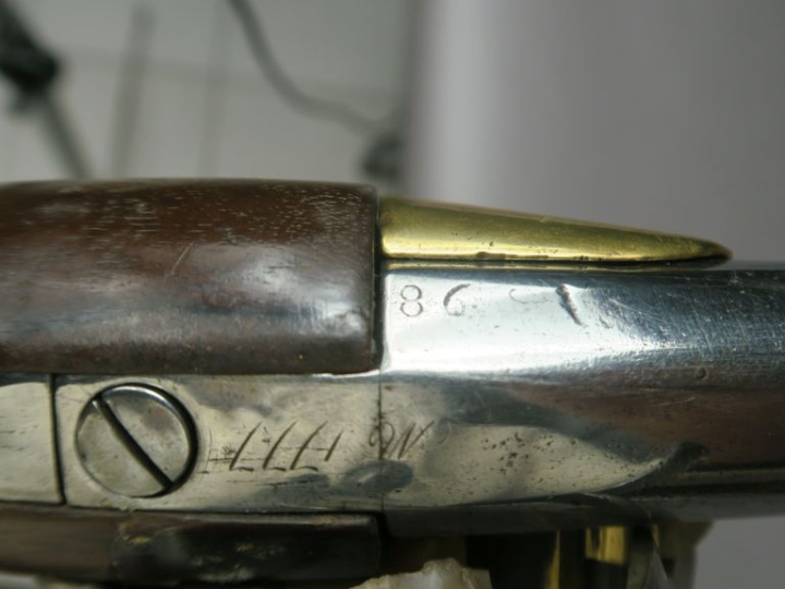 Pistolet d’arçon à silex 1777, 2e type.  Canon rond, à méplats, daté «