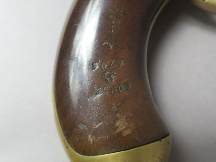 Pistolet d’arçon à silex 1777, 2e type.  Canon rond, à méplats, daté «