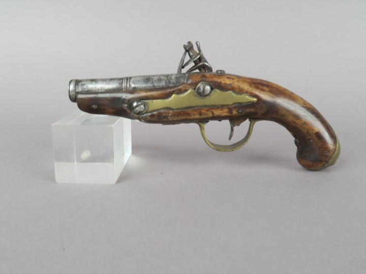 Pistolet à silex, de voyage.  Canon rond, à bourrelet à la bouche, à p