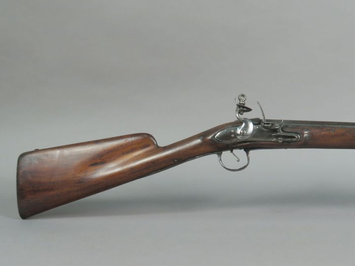 Fusil de chasse à silex, un coup.  Long canon rond à pans au tonnerre 