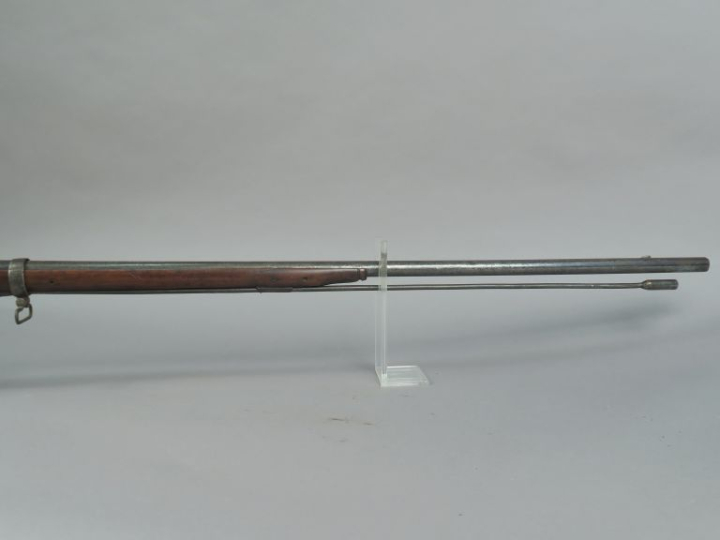 Fusil de chasse à silex, un coup.  Long canon rond à pans au tonnerre 