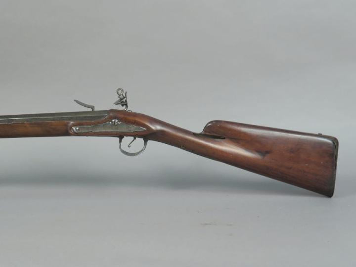 Fusil de chasse à silex, un coup.  Long canon rond à pans au tonnerre 