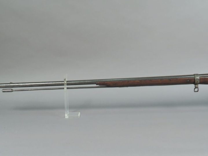 Fusil de chasse à silex, un coup.  Long canon rond à pans au tonnerre 