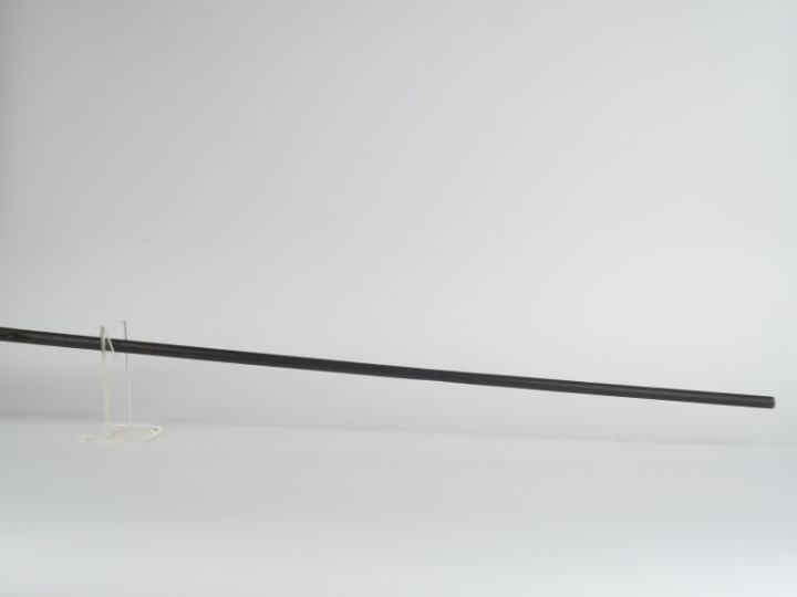 Fusil à vent.  Canon rond. Coffre avec mécanique externe.  Crosse rése