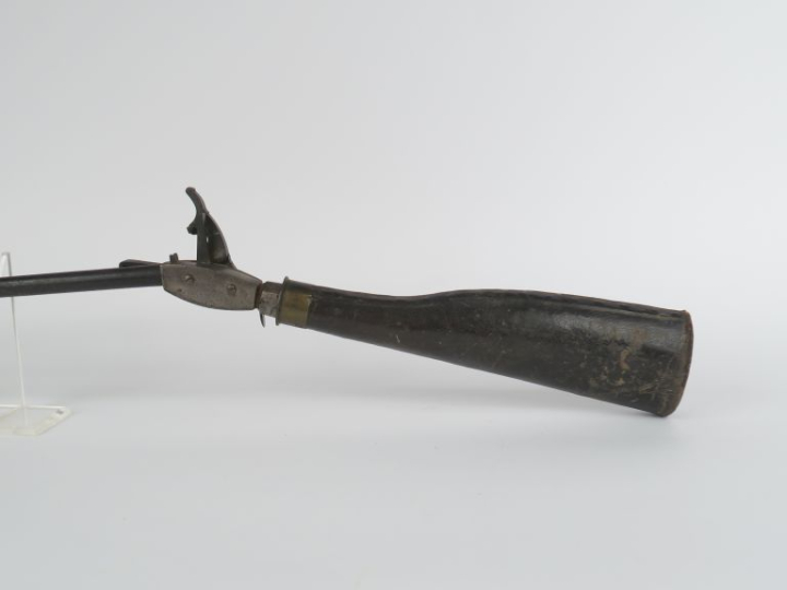 Fusil à vent.  Canon rond. Coffre avec mécanique externe.  Crosse rése