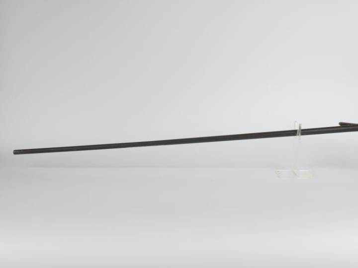 Fusil à vent.  Canon rond. Coffre avec mécanique externe.  Crosse rése