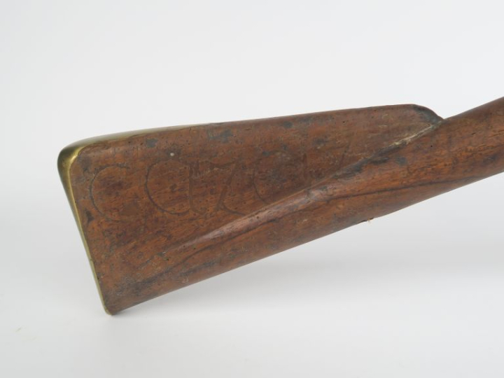 Fusil d’infanterie à silex, britannique.  Canon rond. Platine signée «