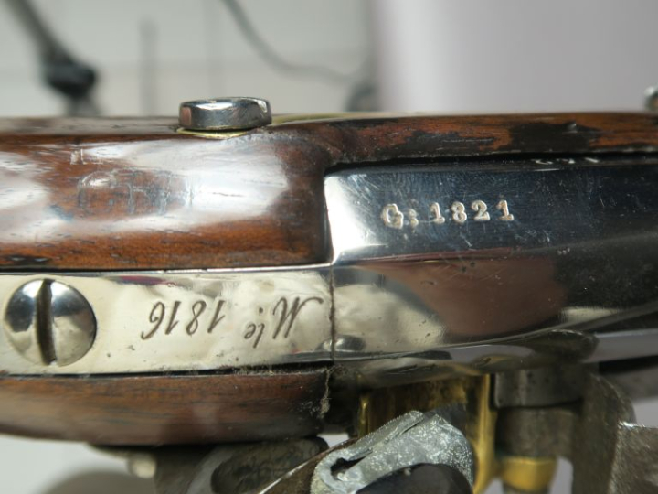 Pistolet à silex de cavalerie modèle 1816.  Canon rond, à pans au tonn