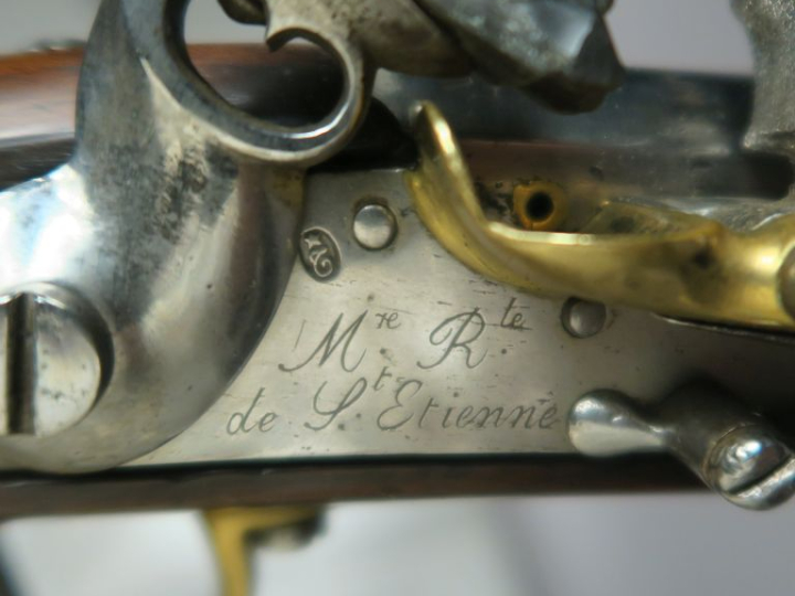 Pistolet à silex de cavalerie modèle 1816.  Canon rond, à pans au tonn