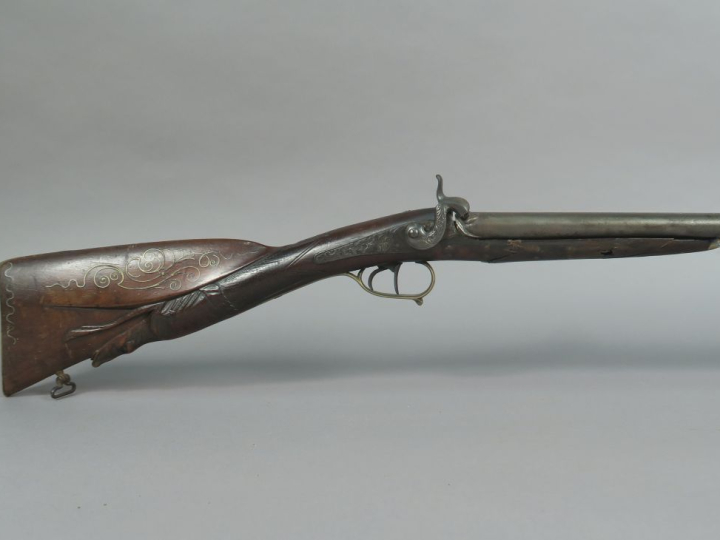 Fusil à percussion, deux coups.  Canons en table. Garnitures en métal 