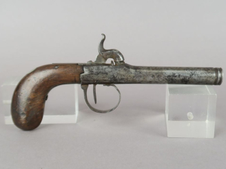 Vente aux enchères Long pistolet à coffre à percussion.  Détente sous pontet. Crosse en n